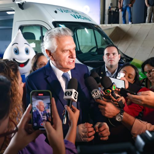 Caiado entrega 38 veículos para reforçar distribuição de vacinas em Goiás