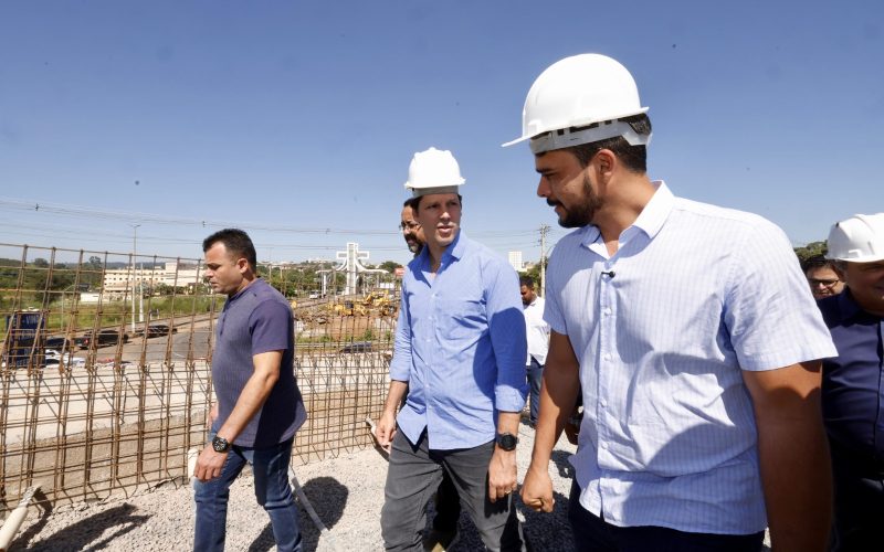 Daniel Vilela vistoria obras do Viaduto Portal da Fé em Trindade