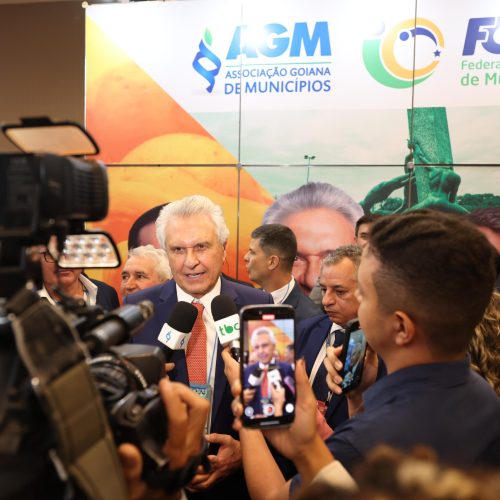 Caiado defende autonomia dos entes federados durante Marcha a Brasília em Defesa dos Municípios