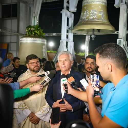 Em Trindade, Caiado e Gracinha acompanham primeira badalada do sino Vox Patris