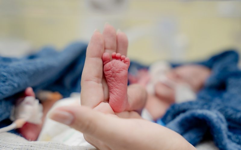 Novembro Roxo reforça cuidados e prevenção à prematuridade em Goiás