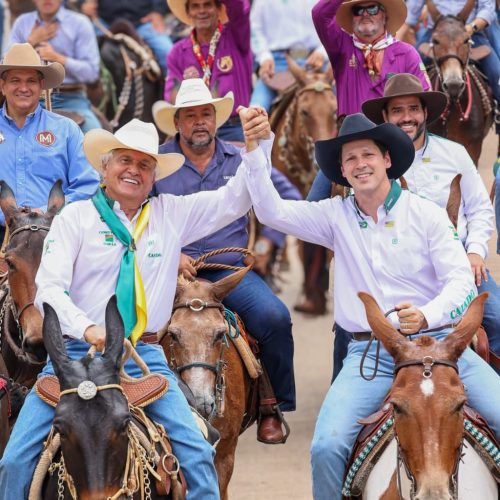 Caiado e Daniel Vilela lideram cavalgada de muladeiros durante o 3º Encontro de Comitivas