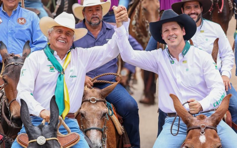 Caiado e Daniel Vilela lideram cavalgada de muladeiros durante o 3º Encontro de Comitivas