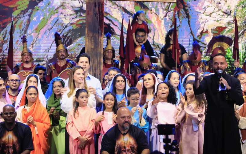 Daniel Vilela acompanha encenação da Paixão de Cristo que reúne 20 mil fiéis em Goiânia
