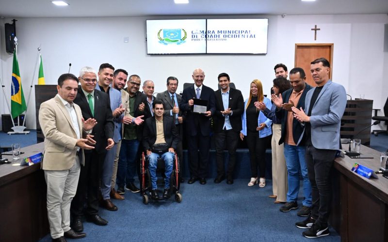 José Roberto Arruda recebe Comenda de Santo Antônio na Câmara Municipal de Cidade Ocidental