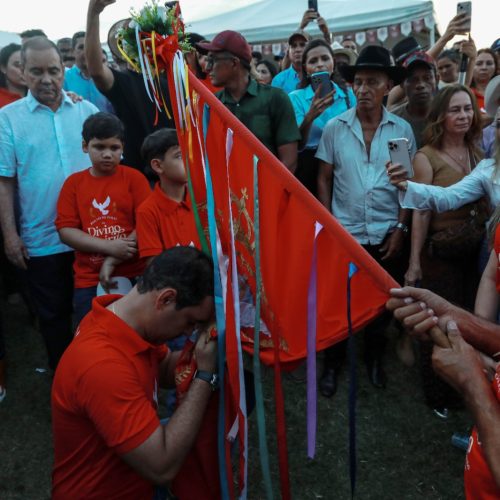 Família Vicentinhos recebe  folia do “Divino Espírito Santo” com alegria e devoção