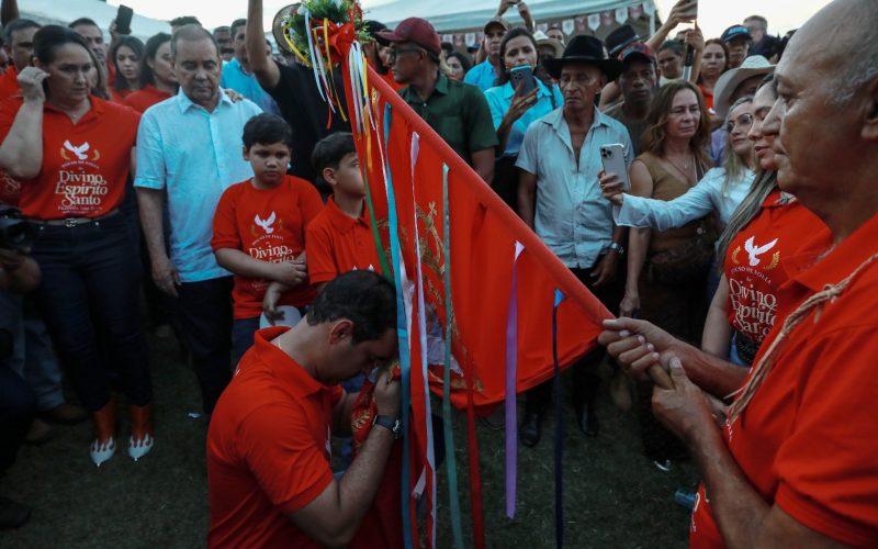 Família Vicentinhos recebe  folia do “Divino Espírito Santo” com alegria e devoção