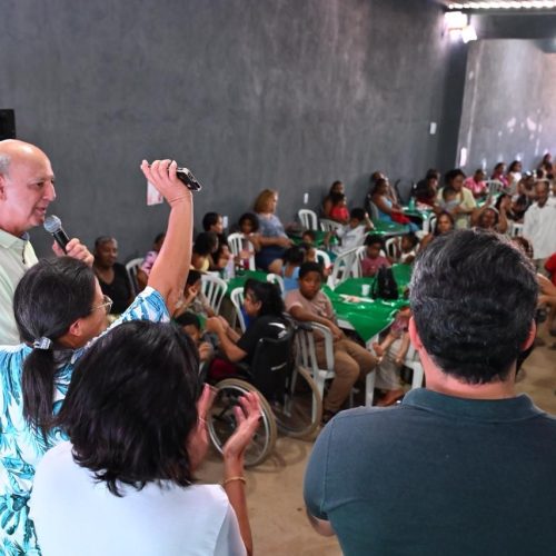 Arruda defende programas sociais e regularização de Santa Luzia em encontro de Dia das Mães na Estrutura 
