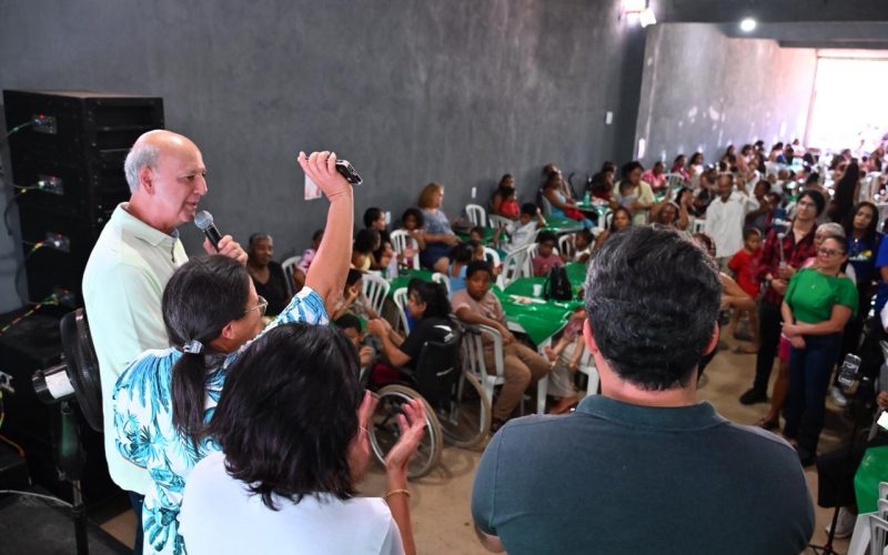 Arruda defende programas sociais e regularização de Santa Luzia em encontro de Dia das Mães na Estrutura 