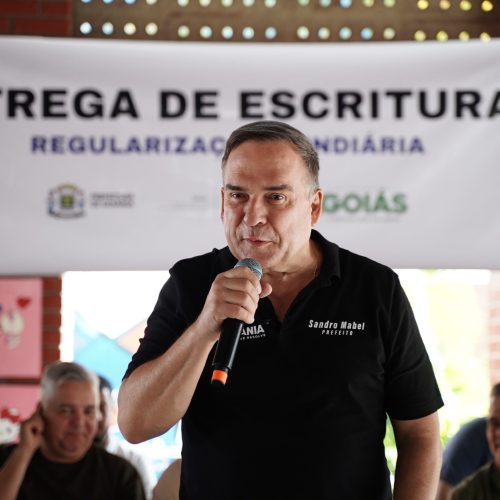 Prefeito Sandro Mabel entrega 311 escrituras a moradores da Região Noroeste
