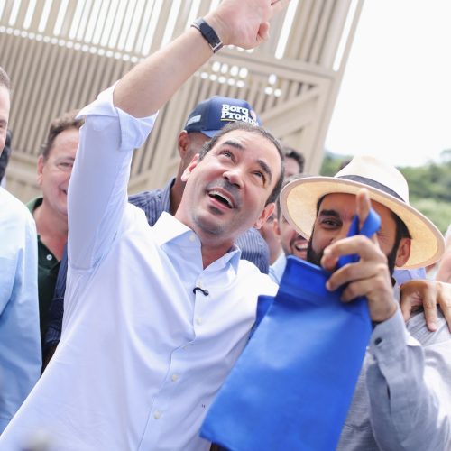 Vicentinho Júnior na frente de Dorinha