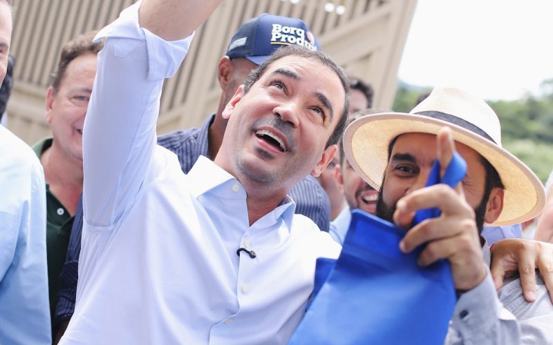 Vicentinho Júnior na frente de Dorinha