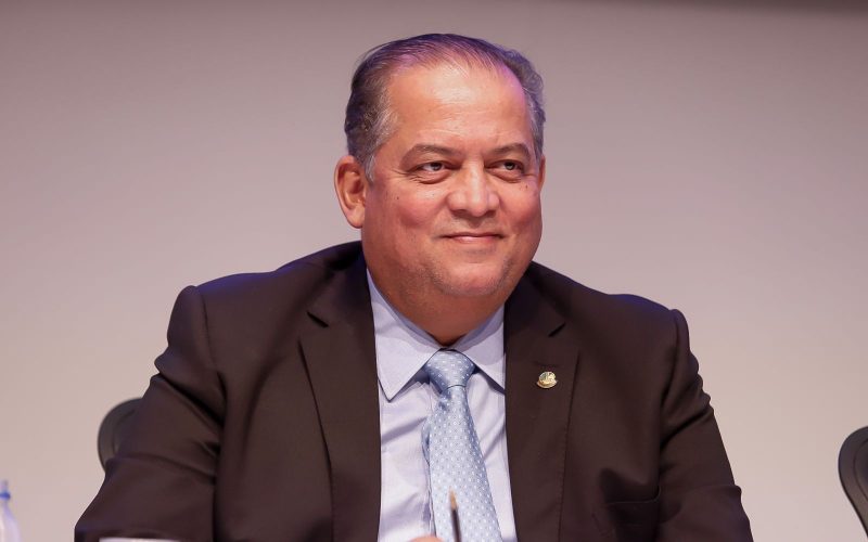 Na França, vice-presidente do Senado Eduardo Gomes participa de painel sobre Inteligência Artificial