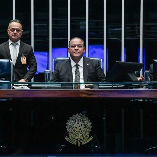 Com viagem de Alcolumbre ao exterior, Eduardo Gomes (centro) se torna primeiro tocantinense a assumir presidência do Senado