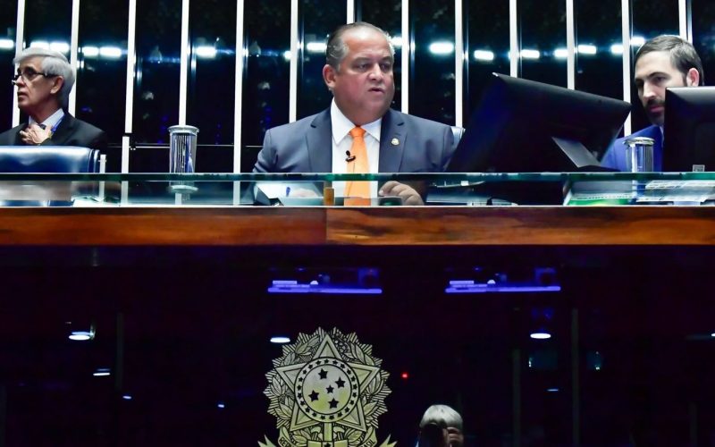 Senador Eduardo Gomes reassume presidência do Senado durante viagem de Alcolumbre a Roma para funeral do Papa Francisco