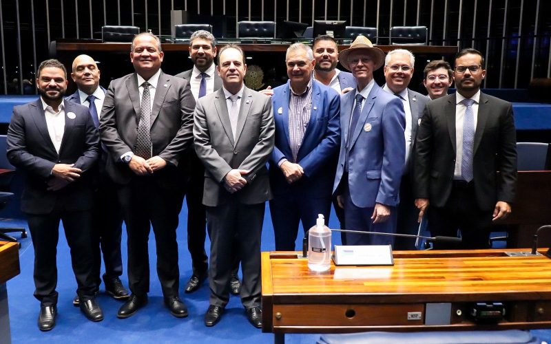 Senador Eduardo Gomes recebe autoridades do Tocantins