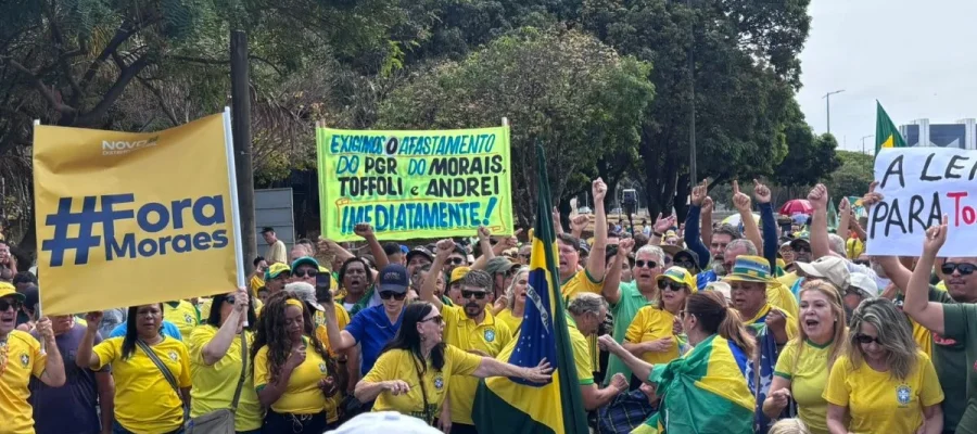 Ato em Brasília pede impeachment de Moraes