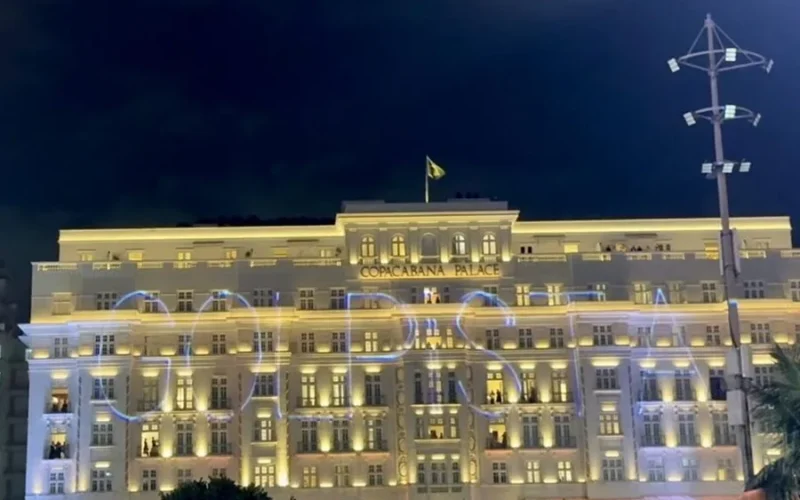 Fachada de hotel onde Shakira se hospeda é alvo de manifestantes