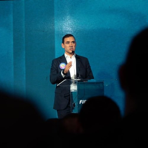 Em debate promovido pelo FIETO e TV Record, Vicentinho promete romper com burocracia e continuísmo