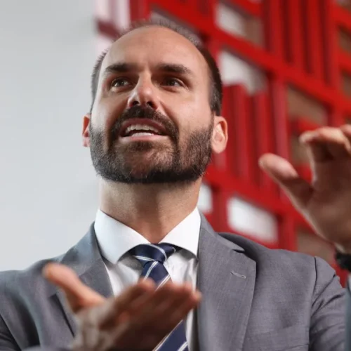 Eduardo Bolsonaro muda versão e admite que aplicou R$ 350 mil em filme