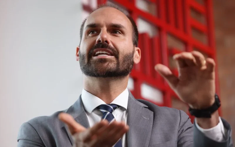Eduardo Bolsonaro muda versão e admite que aplicou R$ 350 mil em filme