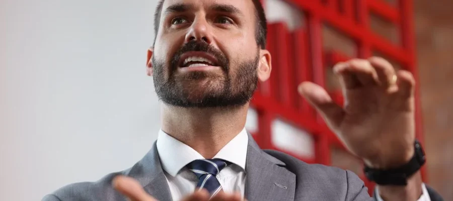 Eduardo Bolsonaro muda versão e admite que aplicou R$ 350 mil em filme