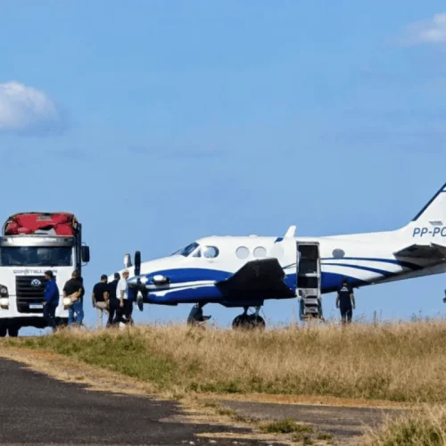 Avião faz pouso  forçado
