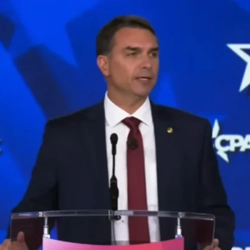 Discurso  de Flávio Bolsonaro nos EUA  revolta esquerda