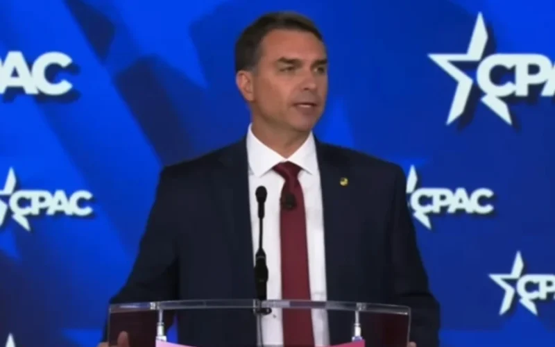 Discurso  de Flávio Bolsonaro nos EUA  revolta esquerda