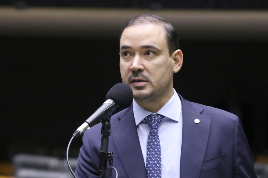   Vicentinho Júnior anuncia voto favorável ao fim da escala 6×1