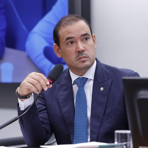 “Casa não cai do céu”: Vicentinho Júnior volta a cobrar responsabilidade e agilidade na aplicação dos recursos públicos