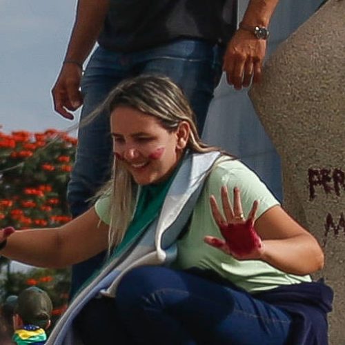 “Perdeu, mané”: Débora (foto) deixa prisão e chega em casa no interior de SP