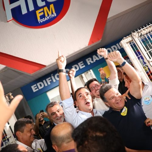 Apoiadores fazem festa na saída do debate e Vicentinho agradece mobilização