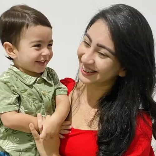 Quarenta dias após menino morrer trancado em carro, mãe fala sobre amizade com dona de creche: ‘amor por ela’