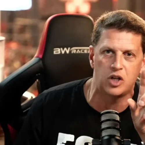 Salles: “Eduardo Bolsonaro foi aos EUA falar um monte de merda”
