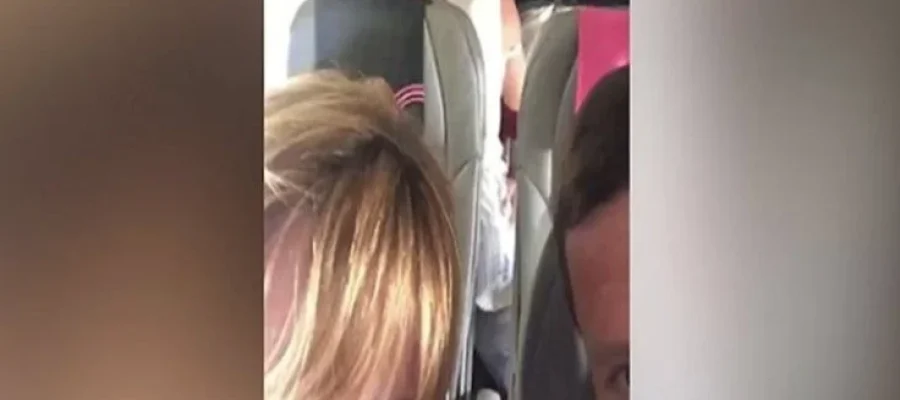 Casal é preso ao tentar fazer sexo dentro de avião na Argentina