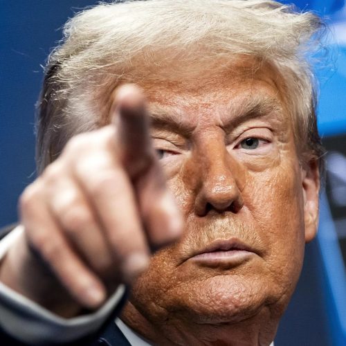 Tarifa de Trump é recado ao Brasil: largue a China e liberte Bolsonaro